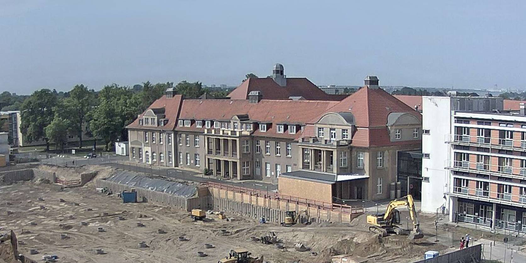 Blick vom Schornstein am ehemaligen Heizhaus das Baufeld. Stand: 1. Juni 2016 © 2016 Betrieb für Bau und Liegenschaften Mecklenburg-Vorpommern