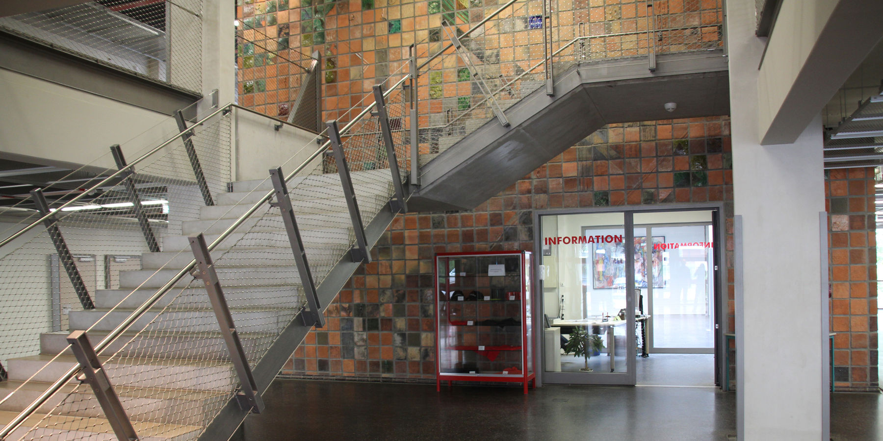 Blick auf die neu errichtete Treppe vor der Keramikwand mit Eingang zur Info-Point. © 2016 Betrieb für Bau und Liegenschaften Mecklenburg-Vorpommern