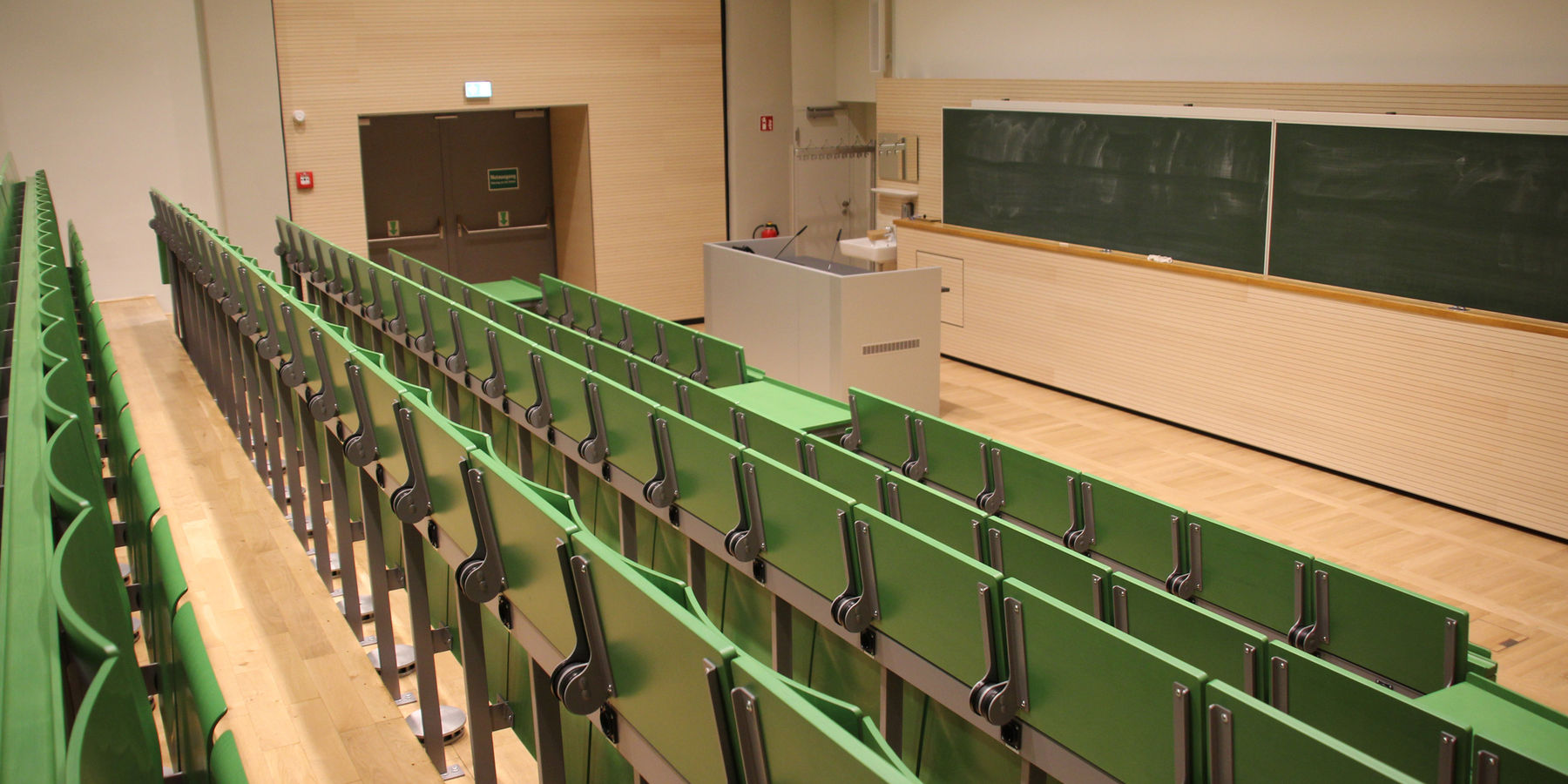 Der große Hörsaal, links der neu geschaffene Fluchtausgang. © 2016 Betrieb für Bau und Liegenschaften Mecklenburg-Vorpommern