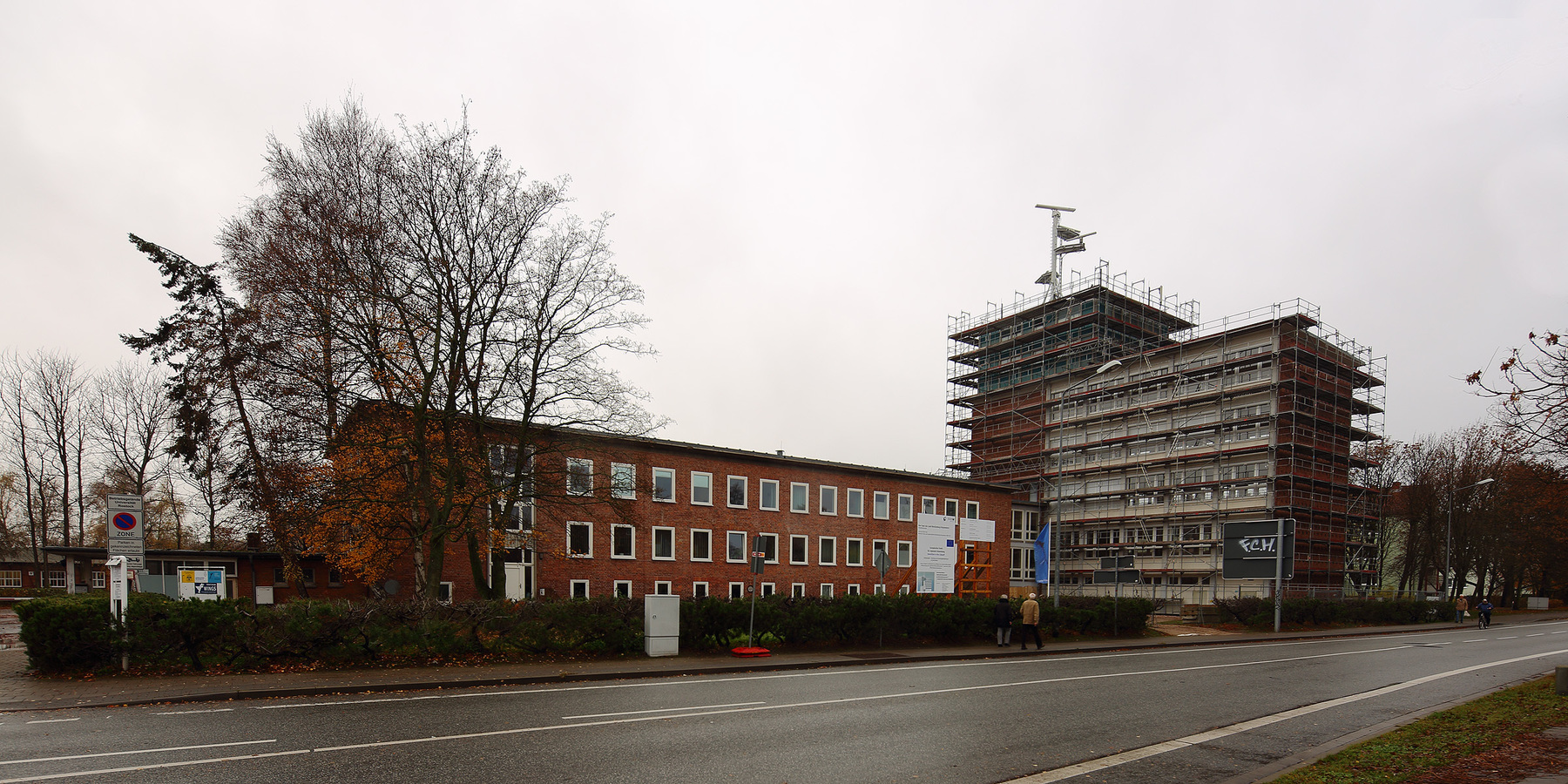 Blick auf die Baustelle am Haus 2 und dem Turmgebäude von der Richard-Wagner-Straße. © 2016 Betrieb für Bau und Liegenschaften Mecklenburg-Vorpommern