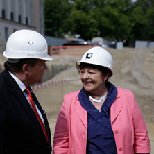 Finanzministerin Heike Polzin im Gespräch mit dem Rektor der Universität Rostock Prof. Dr. Wolfgang Schareck. © 2016 Betrieb für Bau und Liegenschaften Mecklenburg-Vorpommern