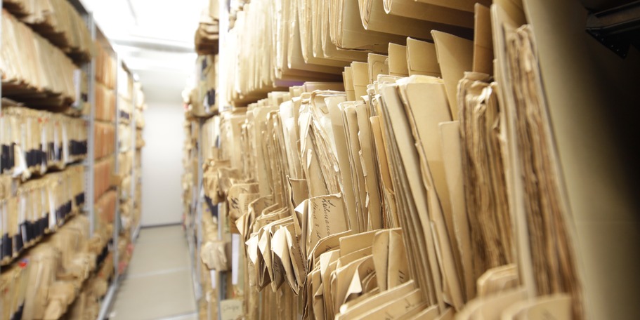 Blick in die Akten: Hier lagern die Grundbücher aus dem Amtsgerichtsbezirk Greifswald. Der Neubau wurde 2015 errichtet und erhielt ob seiner Architektur eine Anerkennung beim Landesbaupreis 2016.. © 2016 Betrieb für Bau und Liegenschaften Mecklenburg-Vorpommern