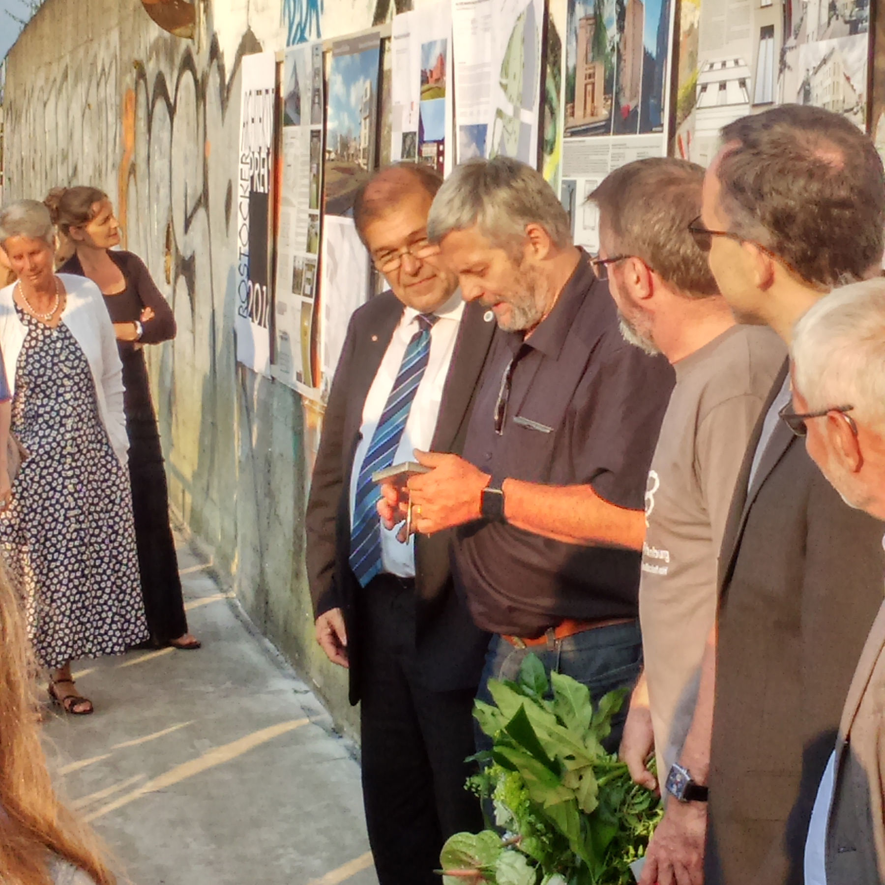 Uwe Sander vom BBL M-V hält den Preis in den Händen (Mitte). Rektor Prof. Dr. Wolfgang Schareck (links) freut sich über gelungene Architektur und hohe gestalterische Qualität der Institutsgebäude auch in dieser Fakultät. ©  2016 Betrieb für Bau und Liegenschaften Mecklenburg-Vorpommern