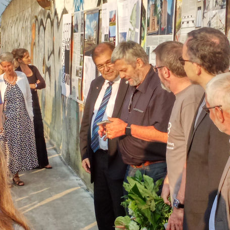 Uwe Sander vom BBL M-V hält den Preis in den Händen (Mitte). Rektor Prof. Dr. Wolfgang Schareck (links) freut sich über gelungene Architektur und hohe gestalterische Qualität der Institutsgebäude auch in dieser Fakultät. ©  2016 Betrieb für Bau und Liegenschaften Mecklenburg-Vorpommern