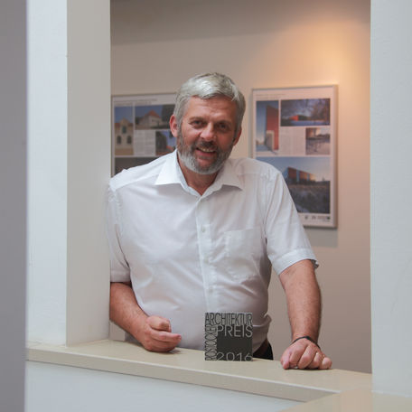 Uwe Sander, Leiter des BBL M-V Geschäftsbereich Hochschul- und Klinikbau mit der Auszeichnung vor dem ausgezeichneten Neubau für die Agrar- und Umweltwissenschaftliche Fakultät der Universität Rostock. © 2016 Betrieb für Bau und Liegenschaften Mecklenburg-Vorpommern