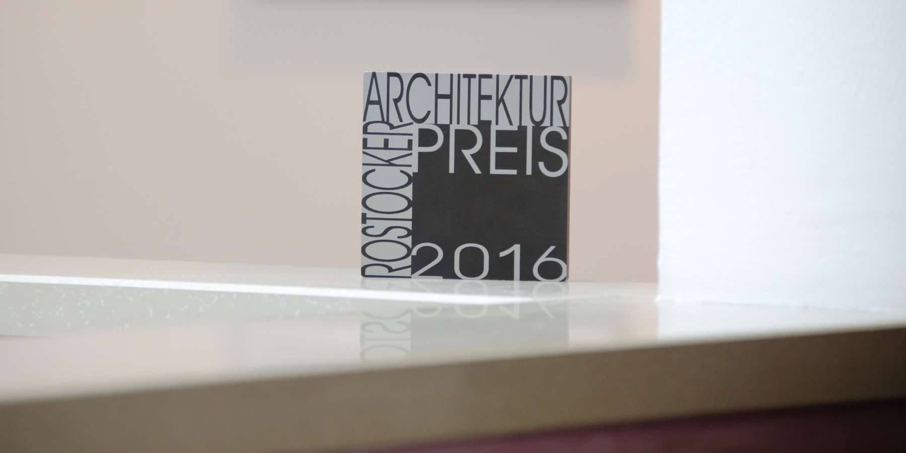 Plakette für den ausgezeichneten Neubau des BBL M-V für die Agrar- und Umweltwissenschaftliche Fakultät der Universität Rostock. © 2016 Betrieb für Bau und Liegenschaften Mecklenburg-Vorpommern