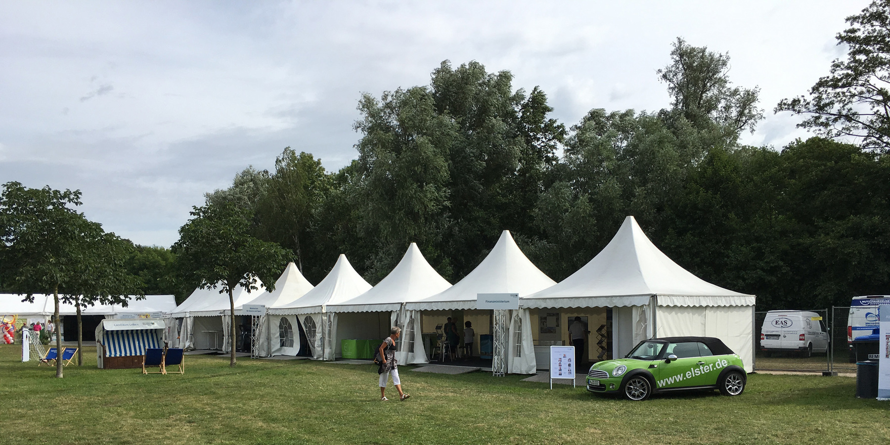 Auf der Landesmeile vor zwei Jahren in Güstrow, bei der 12. Auflage des MV-Tages. Der Elster-Mini markiert den Pavillon des Finanzministeriums M-V, zu dem der BBL M-V gehört. © 2016 Betrieb für Bau und Liegenschaften Mecklenburg-Vorpommern
