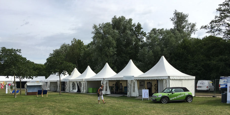 Auf der Landesmeile vor zwei Jahren in Güstrow, bei der 12. Auflage des MV-Tages. Der Elster-Mini markiert den Pavillon des Finanzministeriums M-V, zu dem der BBL M-V gehört. © 2016 Betrieb für Bau und Liegenschaften Mecklenburg-Vorpommern