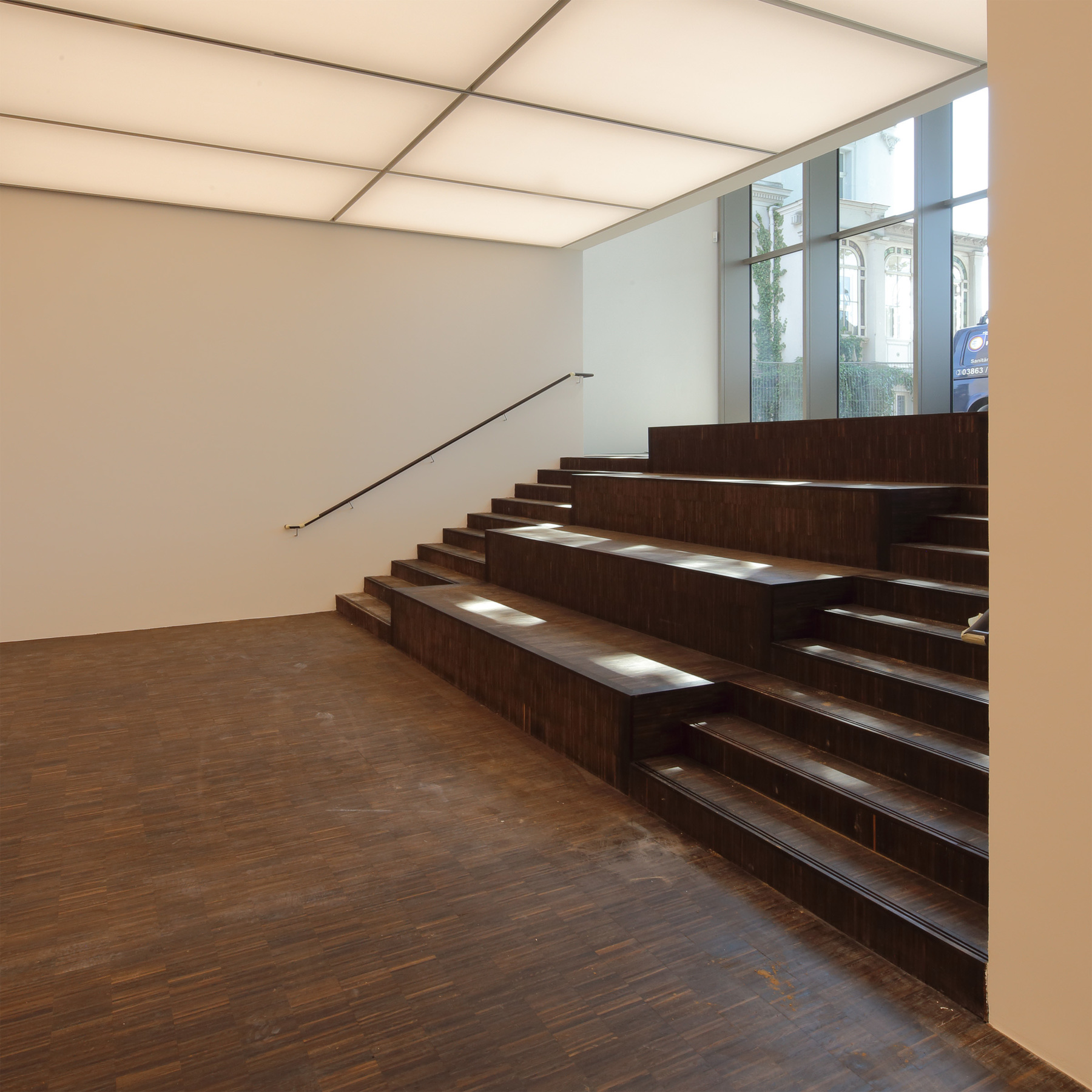 Blick aus dem unteren Saal im Haus der Moderne, das vom Land M-V mit der Unterstützung der EU für 8,4 Mio. Euro vom BBL M-V errichtet werden konnte. © 2016 Betrieb für Bau und Liegenschaften Mecklenburg-Vorpommern