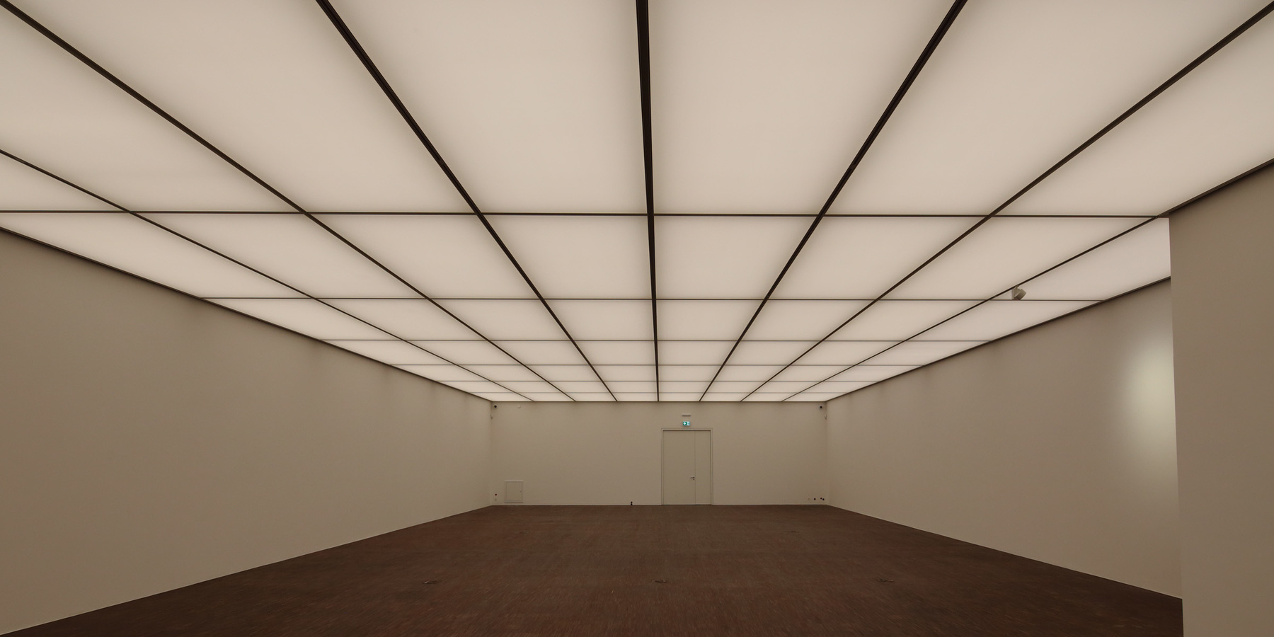 Im unteren Saal - mit LED-Technik gleichmäßig gut ausgeleuchtet. So kann die Kunst in das rechte Licht gerückt werden. © 2016 Betrieb für Bau und Liegenschaften Mecklenburg-Vorpommern