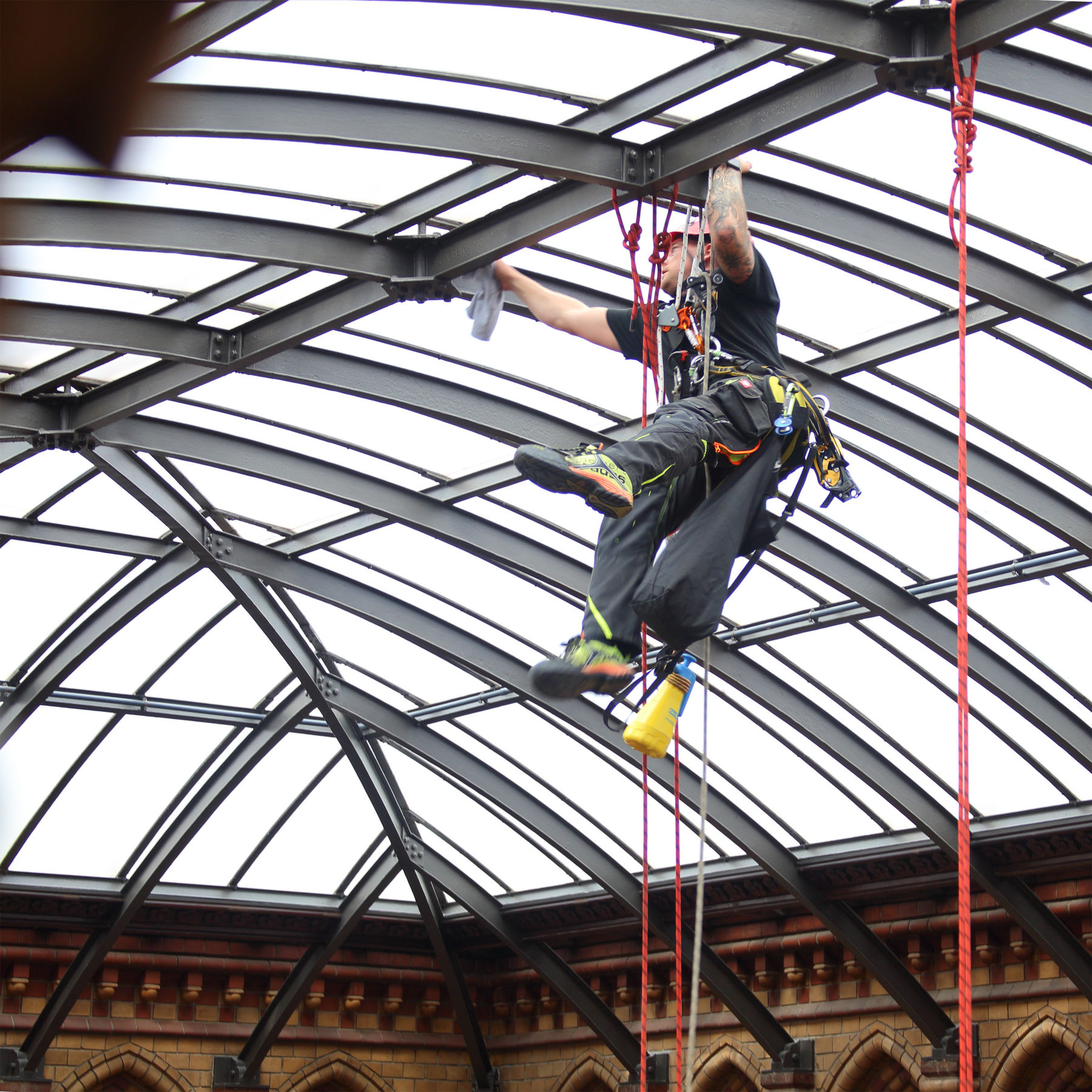 Nach 8 Jahren wird die Glaskuppel im Ständehaus Rostock zum ersten Mal gereinigt. © 2016 Betrieb für Bau und Liegenschaften Mecklenburg-Vorpommern
