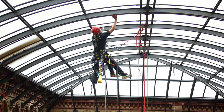 Industriekletterer Andr eacute; Erdmann von der Firma Special Rope Access aus Bad Doberan reinigt mit seinem Team etwa 800 m sup2; Glasfläche in luftiger Höhe. © 2016 Betrieb für Bau und Liegenschaften Mecklenburg-Vorpommern