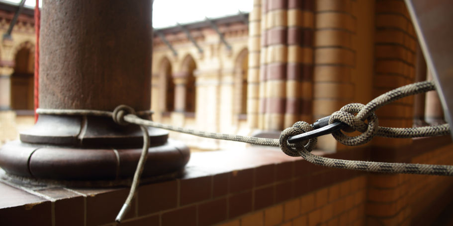 Gut gesichert - wichtig beim Klettern ist die Absturzsicherung. © 2016 Betrieb für Bau und Liegenschaften Mecklenburg-Vorpommern