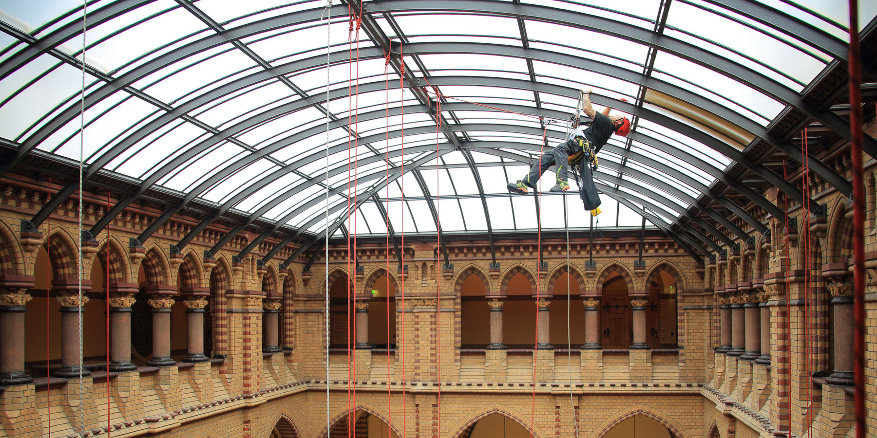 Zum sparsamen Umgang mit den Steuermittel verpflichtet: Die Stellung eines Gerüstes wäre etwa doppelt so teuer geworden wie die Beauftragung der Industriekletterer. © 2016 Betrieb für Bau und Liegenschaften Mecklenburg-Vorpommern