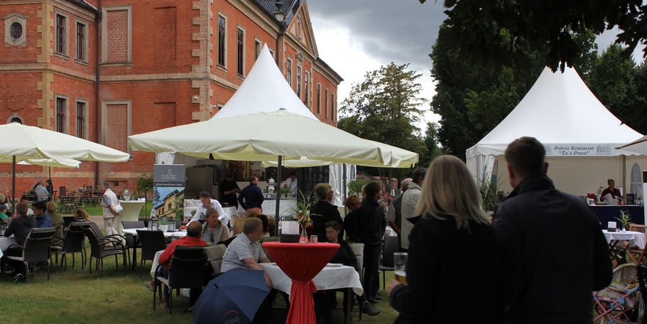 Die historische Kulisse wird vom landeseigenen Betrieb für Bau und Liegenschaften Mecklenburg-Vorpommern (BBL M-V) bewirtschaftet und für Veranstaltungen zur Verfügung gestellt. © 2016 Betrieb für Bau und Liegenschaften Mecklenburg-Vorpommern