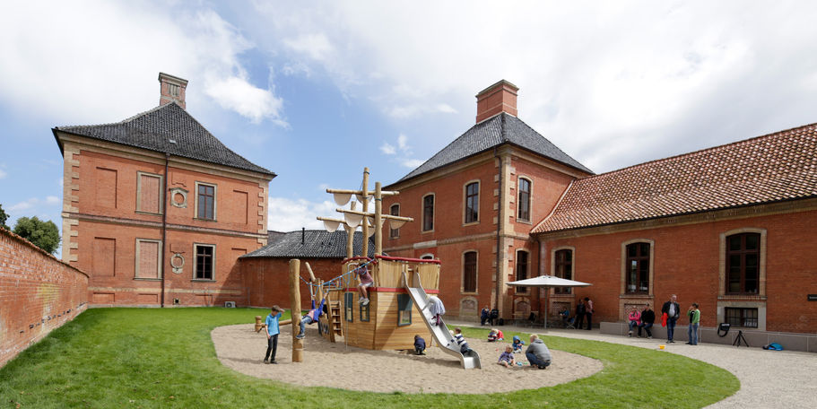 Schlossanlage Bothmer - Spielplatz © 2016 Betrieb für Bau und Liegenschaften