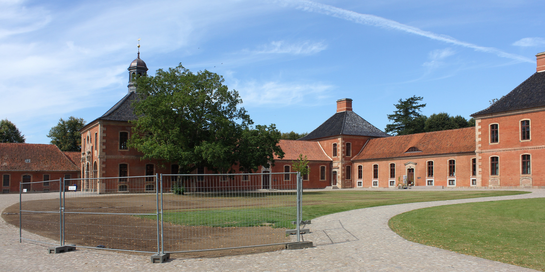 Letzte Arbeiten an den Außenanlagen im Ehrenhof. © 2017 Betrieb für Bau und Liegenschaften Mecklenburg-Vorpommern