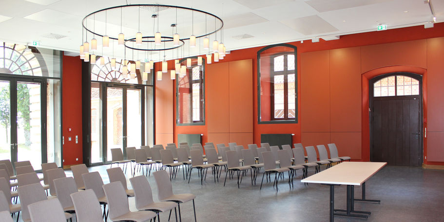 Blick in die ehemalige Reithalle. Künftig werden hier Konzerte und andere Veranstaltungen stattfinden. © 2016 Betrieb für Bau und Liegenschaften Mecklenburg-Vorpommern