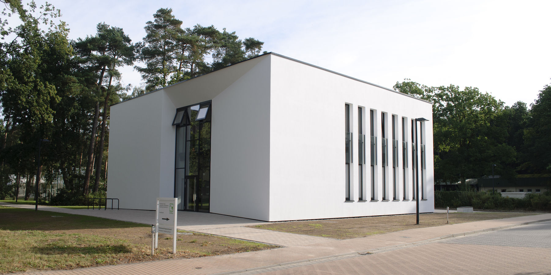 Blick auf den Haupteingang. © 2016 Betrieb für Bau und Liegenschaften M-V