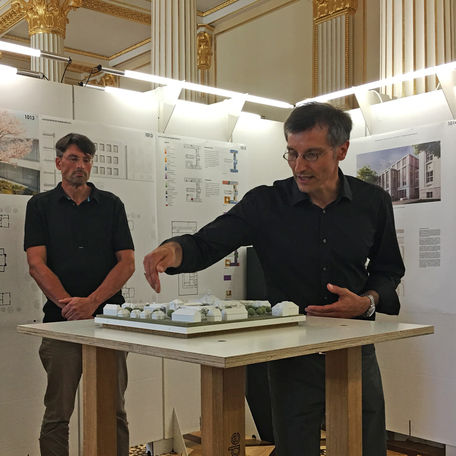 Die Architekten Dirk Pussert (re.) und Achim Kosch (li.) aus Dresden erläuterten am 9. September 2016 ihren Siegerentwurf am Modell. © 2016 Betrieb für Bau und Liegenschaften Mecklenburg-Vorpommern
