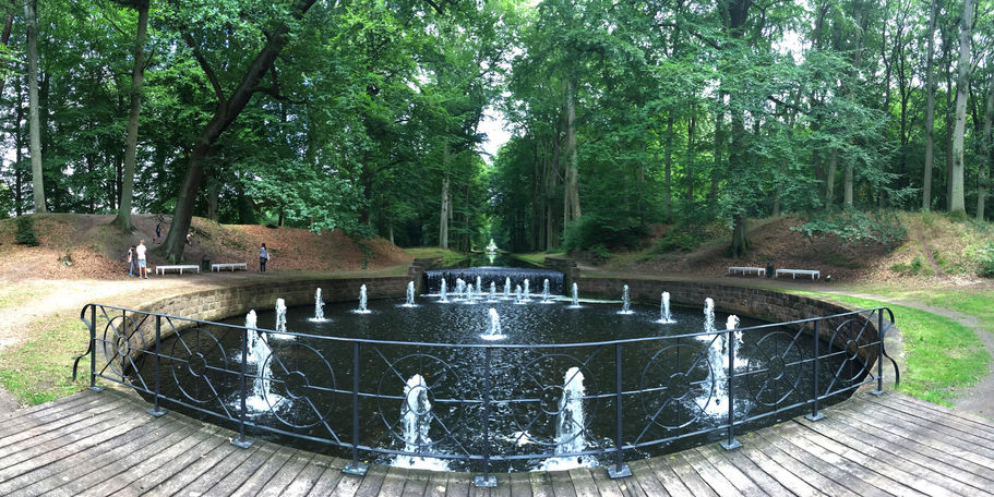 Die 24 Mönche gehören zu den Wasserspielen entlang des Großen Kanals im Schlosspark. © 2016 Betrieb für Bau und Liegenschaften Mecklenburg-Vorpommern