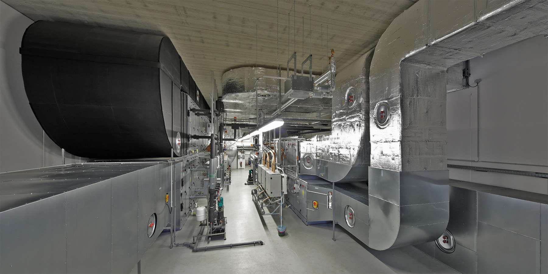 Blick in die Technikzentrale der Raumschießanlage der FHöVPuR in Güstrow, in die etwa die Hälfte der Baukosten geflossen sind. Mit dieser Anlage können pro Stunde 70.000 Kubikmeter Luft ausgetauscht werden. © 2016 Betrieb für Bau und Liegenschaften Mecklenburg-Vorpommern