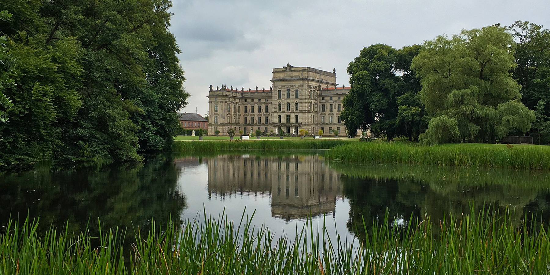 Ausgezeichneter Blick über den Karauschenteich im auf das barocke Schloss. © 2016 Betrieb für Bau und Liegenschaften Mecklenburg-Vorpommern