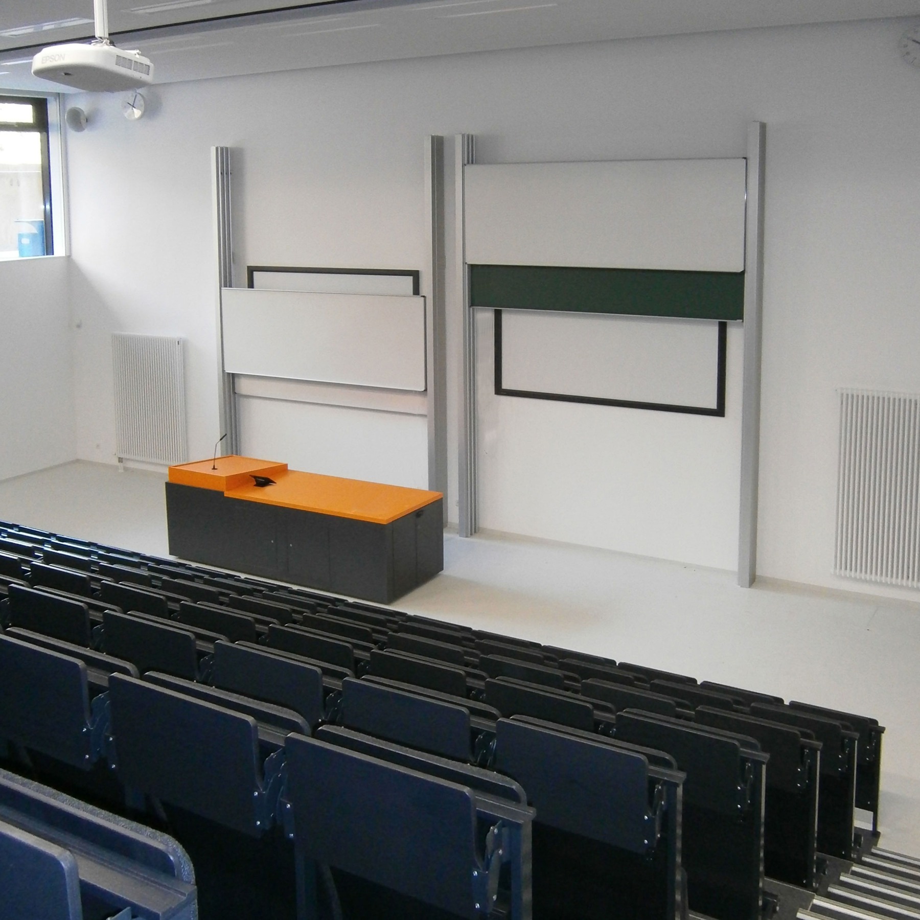 Einer der beiden kleinen Hörsäle im Unter-/Erdgeschoss © 2016 Betrieb für Bau und Liegenschaften Mecklenburg-Vorpommern