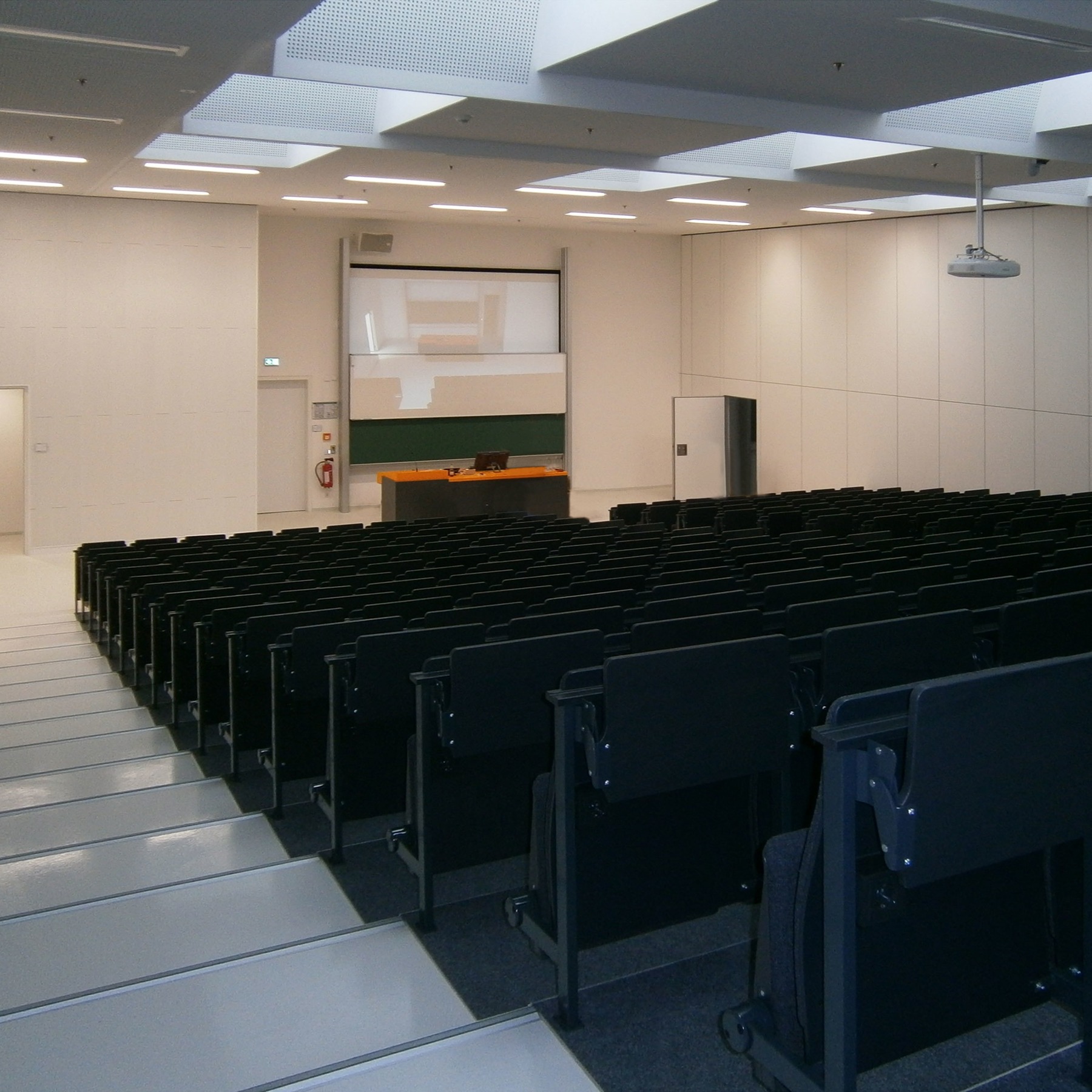 Blick in den großen Hörsaal, durch die mobile Trennwand geteilt in 2 kleinere © 2016 Betrieb für Bau und Liegenschaften Mecklenburg-Vorpommern