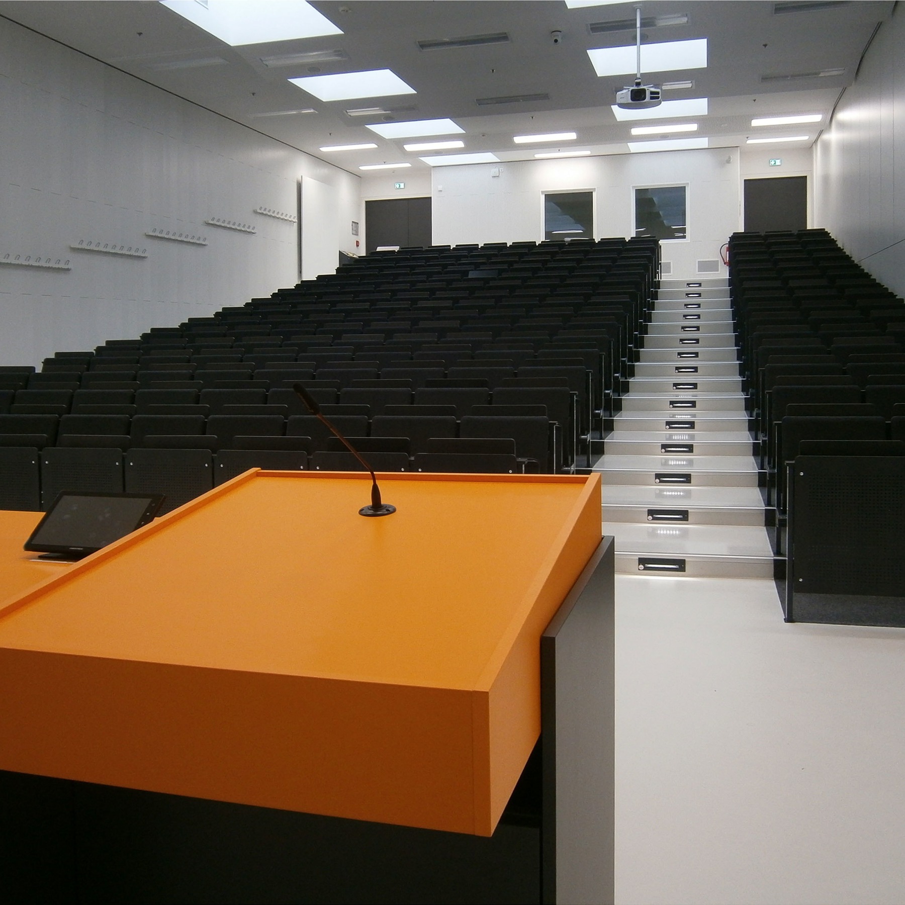 Großer Hörsaal, Blick in einen Kleineren nach Teilung durch mobile Trennwand © 2016 Betrieb für Bau und Liegenschaften Mecklenburg-Vorpommern