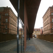 Der Zusammenhang des Campus mit seinen Alt- und Neubauten kommt durch die Spiegelung in den Fassaden der Neubauten besonders gut zur Geltung. © 2016 Betrieb für Bau und Liegenschaften Mecklenburg-Vorpommern