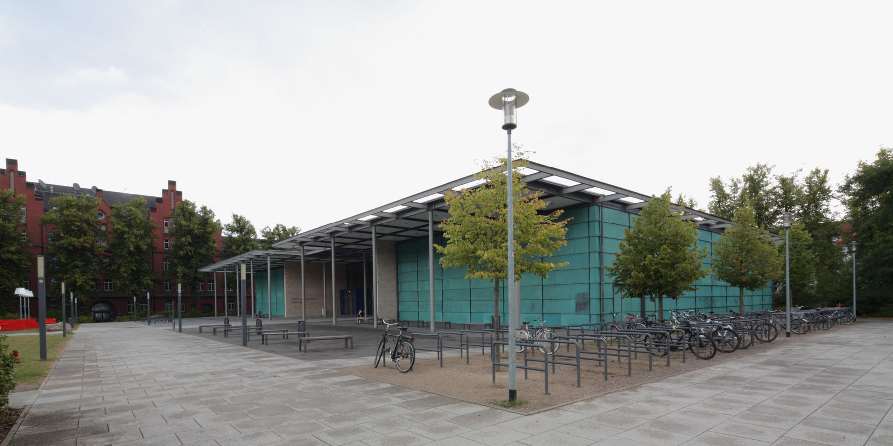 Fast Zwillinge: Hörsäle: Audi-Max und Arno Esch auf dem Campus. © 2012 Christian Hoffmann (Betrieb für Bau und Liegenschaften Mecklenburg-Vorpommern)