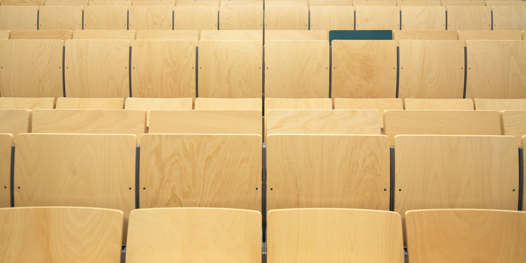 Kein Einheitsbrei: Modernes Gestühl mit Farbtupfer. © 2012 Betrieb für Bau und Liegenschaften Mecklenburg-Vorpommern