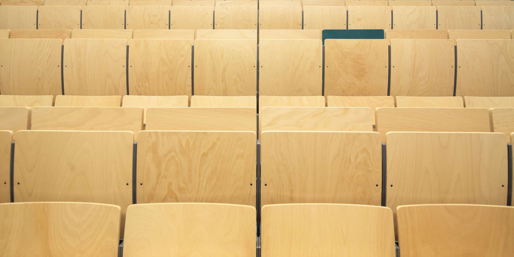 Kein Einheitsbrei: Modernes Gestühl mit Farbtupfer. © 2012 Christian Hoffmann (Betrieb für Bau und Liegenschaften Mecklenburg-Vorpommern)