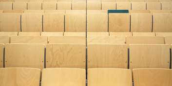 Kein Einheitsbrei: Modernes Gestühl mit Farbtupfer. © 2012 Christian Hoffmann (Betrieb für Bau und Liegenschaften Mecklenburg-Vorpommern)