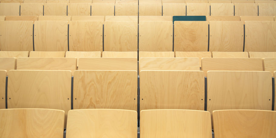 Kein Einheitsbrei: Modernes Gestühl mit Farbtupfer. © 2012 Betrieb für Bau und Liegenschaften Mecklenburg-Vorpommern