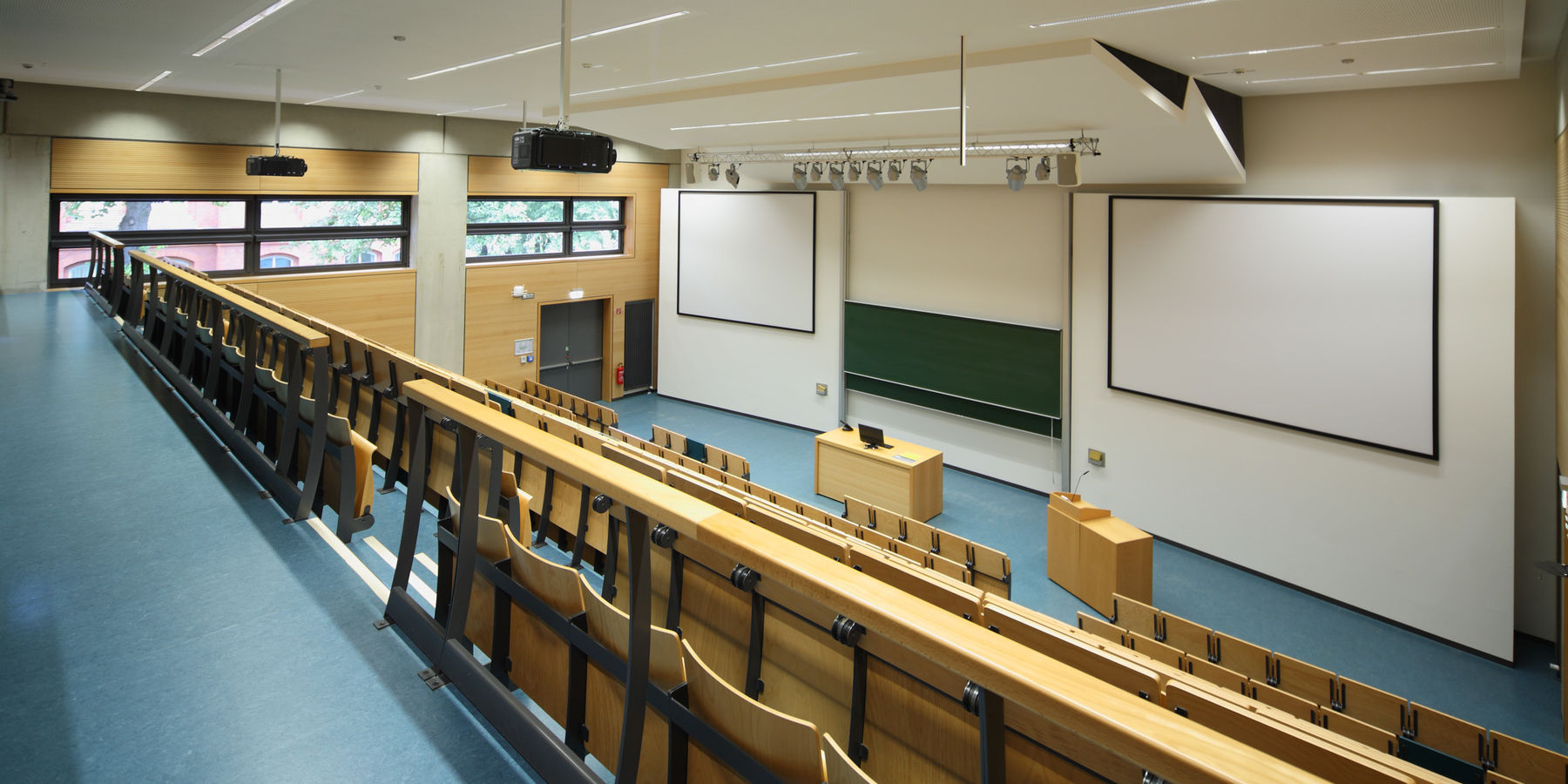Hell und freundlich - Blick in einen der beiden Hörsäle. © 2012 Christian Hoffmann (Betrieb für Bau und Liegenschaften Mecklenburg-Vorpommern)