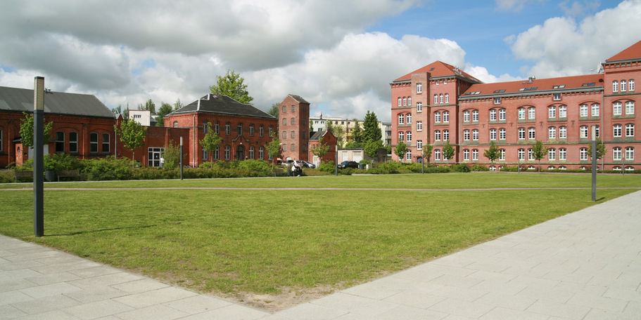 Blick auf den Campus - im Hintergrund rechts das Haus 3, das im ersten Abschnitt hergerichtet und erweitert wird. © 2016 Betrieb für Bau und Liegenschaften Mecklenburg-Vorpommern