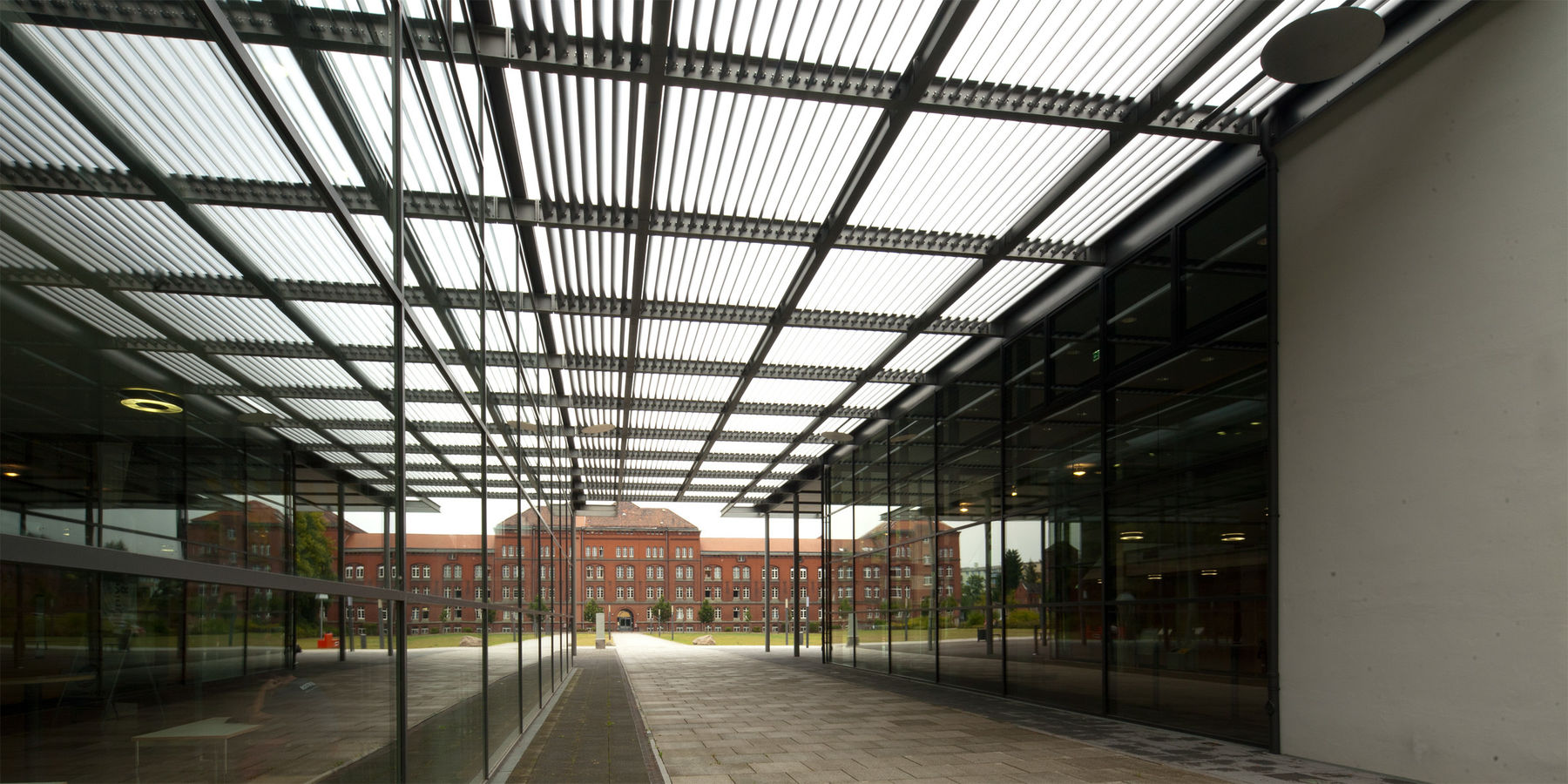 Blick zwischen den beiden Hörsälen hindurch auf Haus 3, das im Zuge des Projekts Ulmicum saniert und erweitert wird. © 2012 Betrieb für Bau und Liegenschaften Mecklenburg-Vorpommern