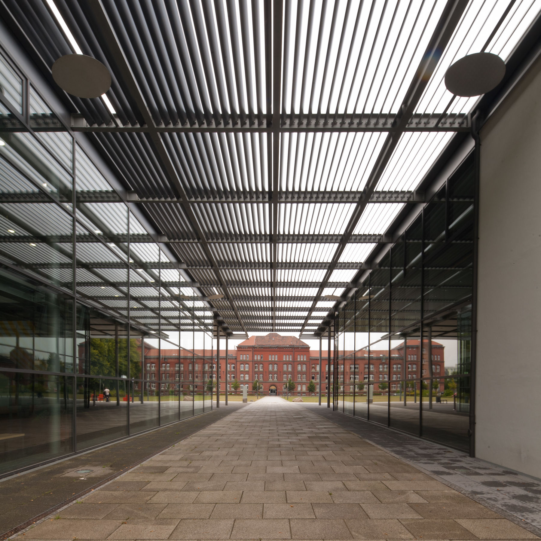 Blick auf Haus 3 auf dem Ulmencampus der Universität Rostock. Das Verfahren zur Auswahl des Planers ist vom für das Bauprojekt verantwortlichen Betrieb für Bau und Liegenschaften Mecklenburg-Vorpommern abgeschlossen worden. Die Detailplanungen können begi © 2012 Betrieb für Bau und Liegenschaften Mecklenburg-Vorpommern