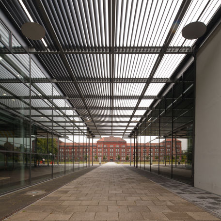 Blick auf Haus 3 auf dem Ulmencampus der Universität Rostock. Das Verfahren zur Auswahl des Planers ist vom für das Bauprojekt verantwortlichen Betrieb für Bau und Liegenschaften Mecklenburg-Vorpommern abgeschlossen worden. Die Detailplanungen können begi © 2012 Betrieb für Bau und Liegenschaften Mecklenburg-Vorpommern