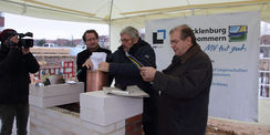 Die Grundsteinlegungskartusche wird gefüllt. © 2016 Betrieb für Bau und Liegenschaften Mecklenburg-Vorpommern