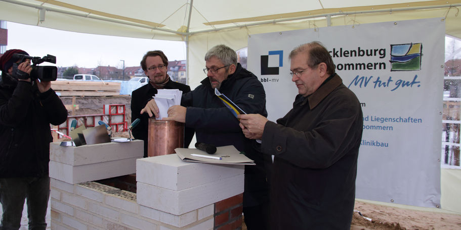 Die Grundsteinlegungskartusche wird gefüllt. © 2016 Betrieb für Bau und Liegenschaften Mecklenburg-Vorpommern
