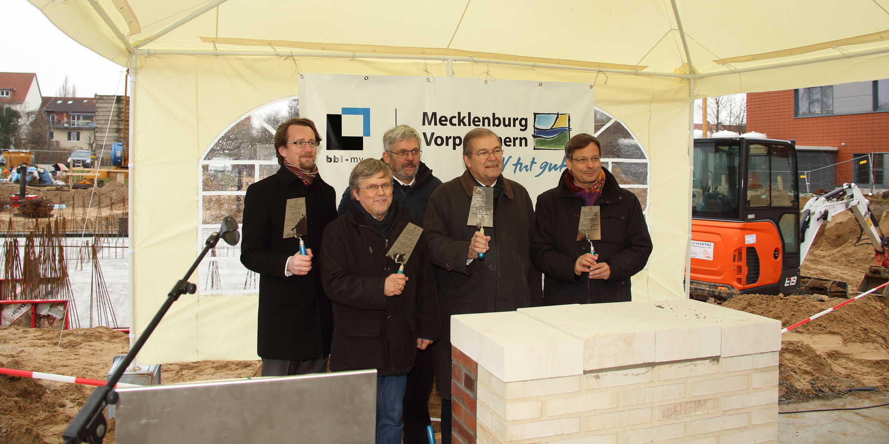 Der Grundstein wurde gefüllt, gelegt und versiegelt. Von links: Finanzminister Mathias Brodkorb, Professor Ralf Ludwig, BBL M-V Geschäftsbereichsleiter Uwe Sander, Rektor der Universität Rostock Professor Dr. Wolfgang Schareck und Institutsleiter Professo © 2016 Betrieb für Bau und Liegenschaften Mecklenburg-Vorpommern