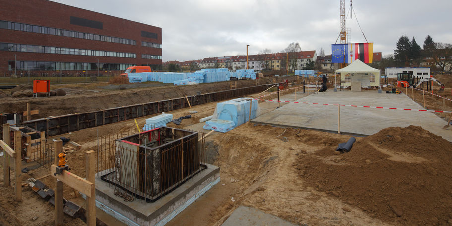 Blick auf das Baufeld aus südlicher Richtung. Westlich ist das Department Leben, Licht und Materie zu sehen, das im Juli 2016 fertiggestellt und vom BBL M-V an die Universität Rostock übergeben worden ist. © 2016 Betrieb für Bau und Liegenschaften Mecklenburg-Vorpommern