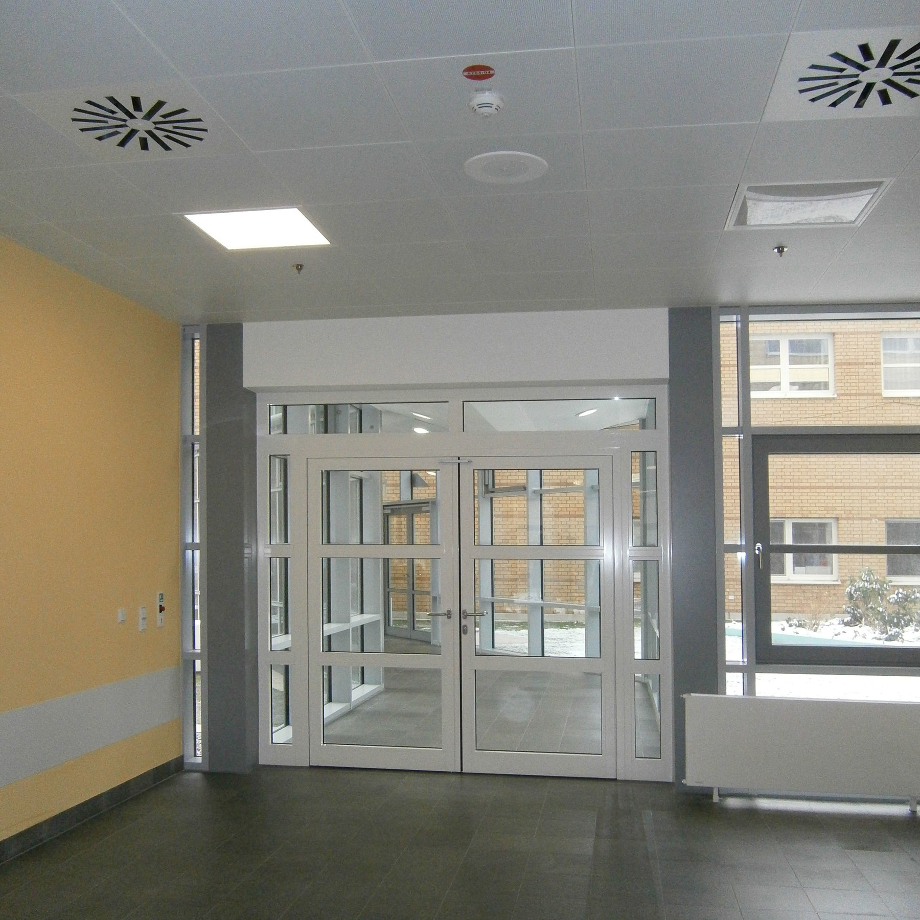 Flurbereich im Neubau DZ 7 - Übergang zum 1. Bauabschnitt © 2013 Betrieb für Bau und Liegenschaften Mecklenburg-Vorpommern