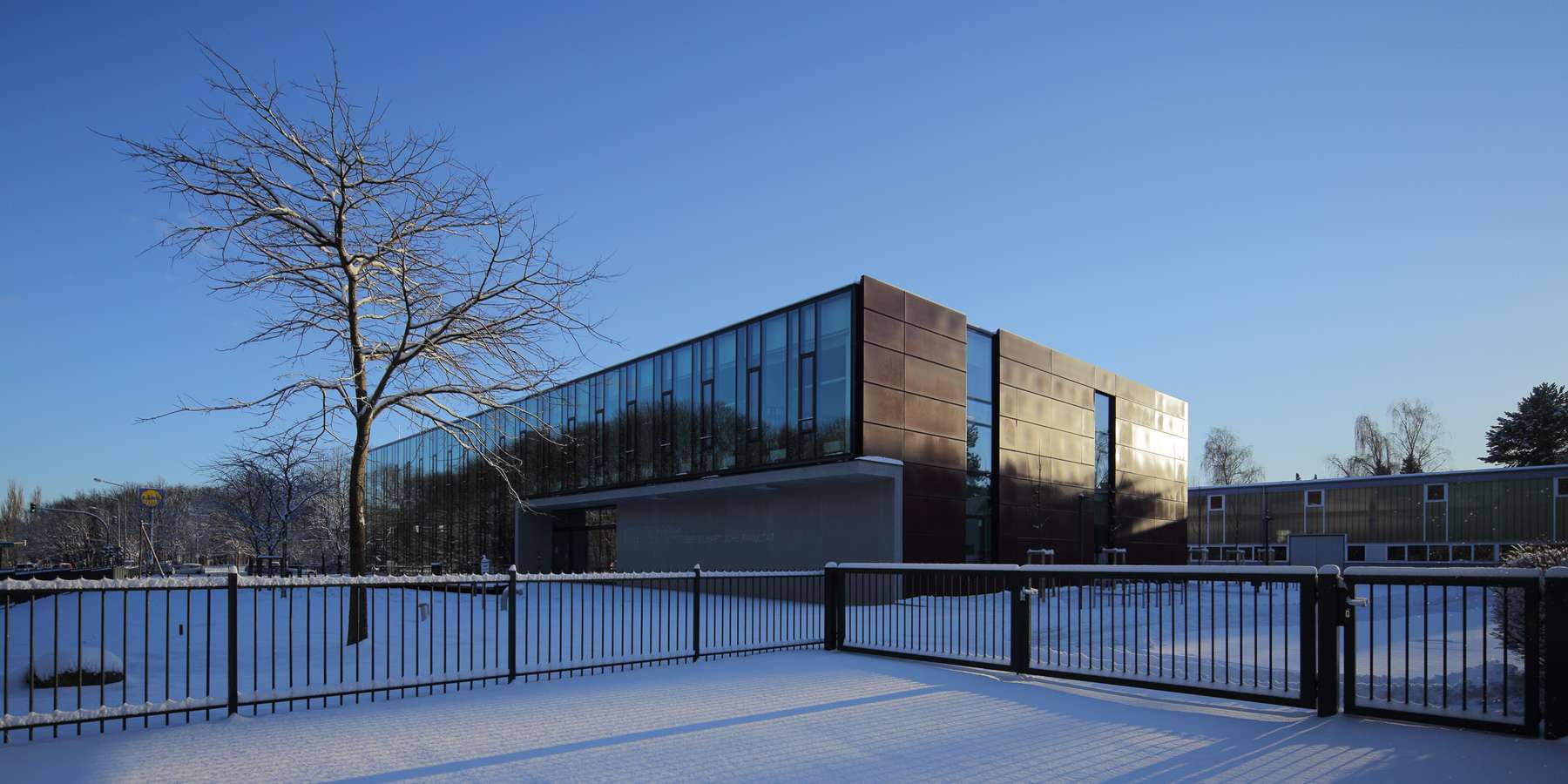 Der mit Mitteln der Europäischen Union geförderte Neubau im ersten Winter nach seiner Fertigstellung 2014/15. © 2014 Betrieb für Bau und Liegenschaften Mecklenburg-Vorpommern