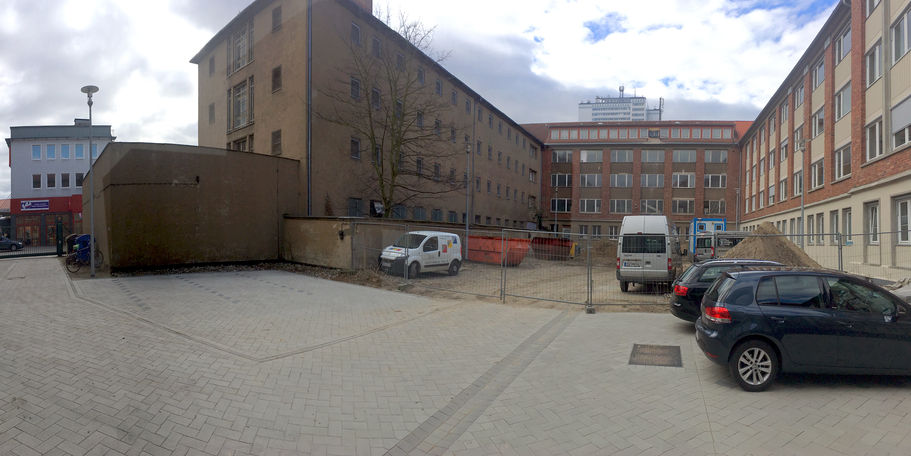 Blick auf die Nord-Ost Ansicht des Gebäudes, im Vordergrund Bauarbeiten des 3. BA des Hauses der Justiz (rechtes Gebäude) © 2017 Betrieb für Bau und Liegenschaften Mecklenburg-Vorpommern