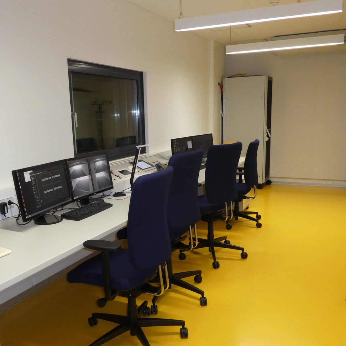 Blick in den Regieraum mit Sichtfenster in die 25 m lange Schießanlage © 2017 Betrieb für Bau und Liegenschaften Mecklenburg-Vorpommern