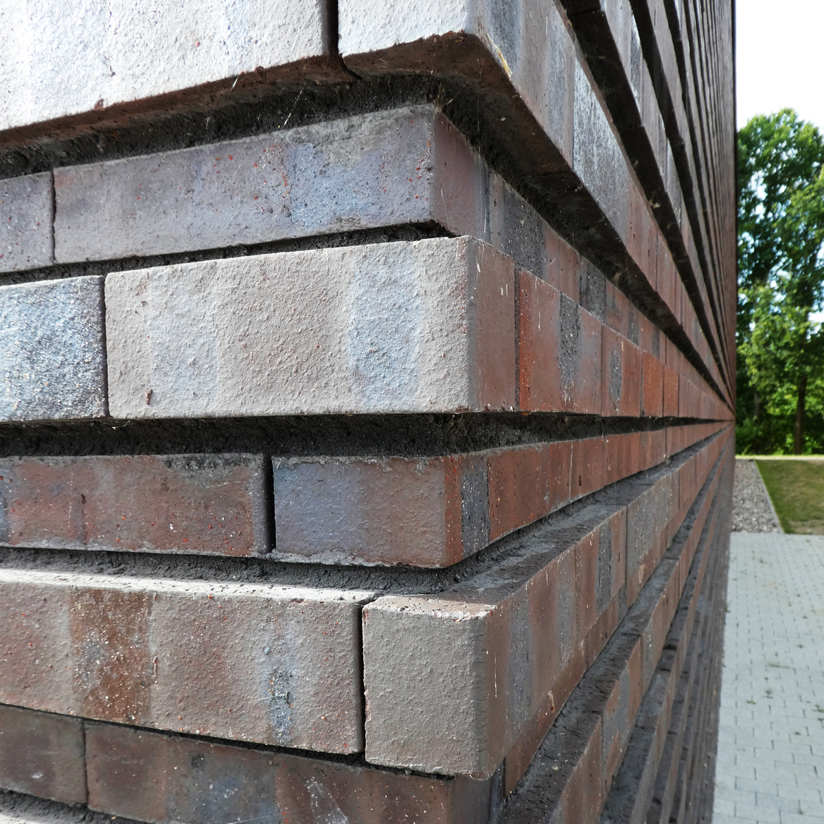 aus 57.000 Stück strukturierte rote bis dunkelrote Klinkerfassade © 2017 Betrieb für Bau und Liegenschaften Mecklenburg-Vorpommern